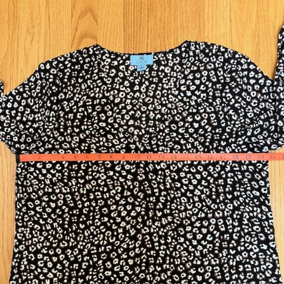CeCe Leopard print v neck tie sleeve blouse M - Picture 6 of 8